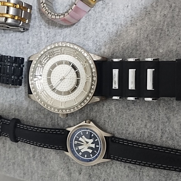 22 Watches - Picture 4 of 12